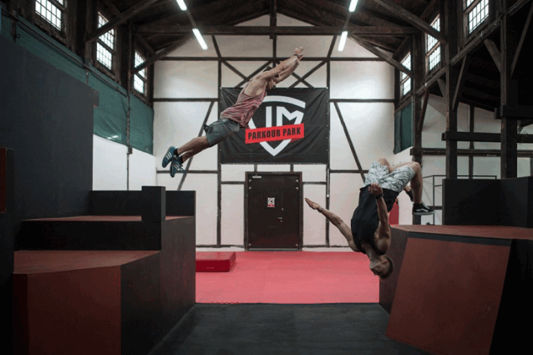 Traceuři v UM Parkour Park